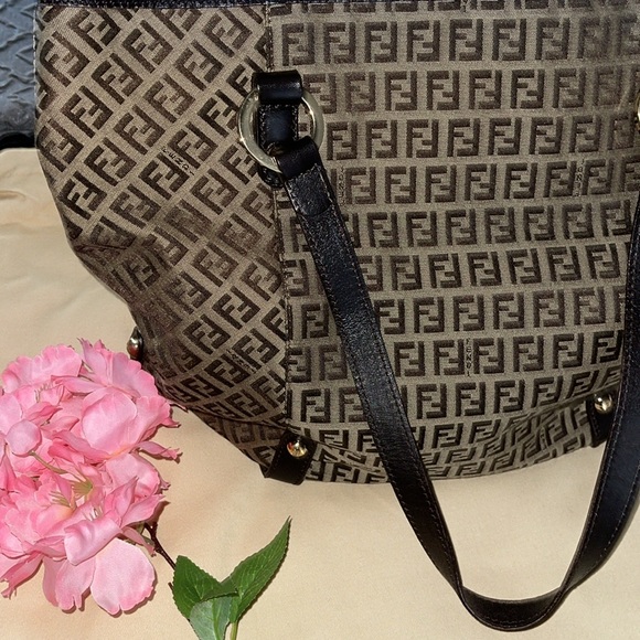 Preloved Fendi should bag great condition has some light scuffs on one corner.. - Picture 3 of 17